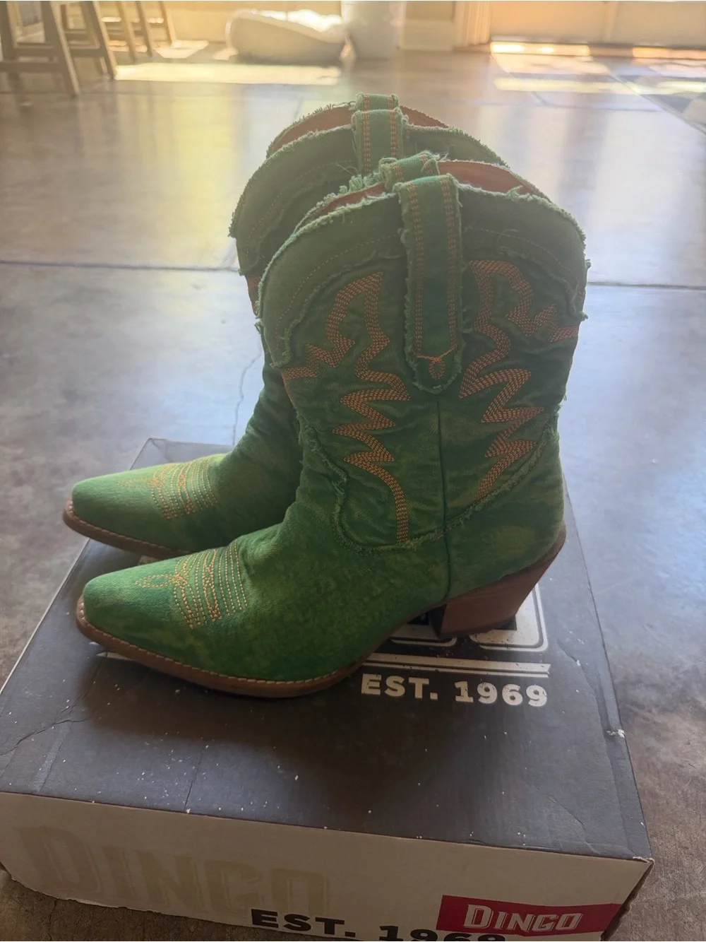 dingo Orange Joyride Shortie Boot Box Label